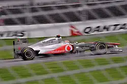 Photographie de Lewis Hamilton, à bord de la McLaren MP4-26