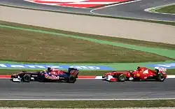 Photo de Jaime Alguersuari devançant Fernando Alonso