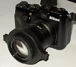 Nikon Coolpix P7100 équipé d'une bonnette macro Raynox DCR-250