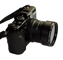 Nikon Coolpix P7100 équipé d'un filtre polarisant
