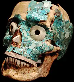 Crâne couvert de mosaïque de turquoises provenant de la tombe 7 de Monte Alban (XIVe&nbsp;siècle)