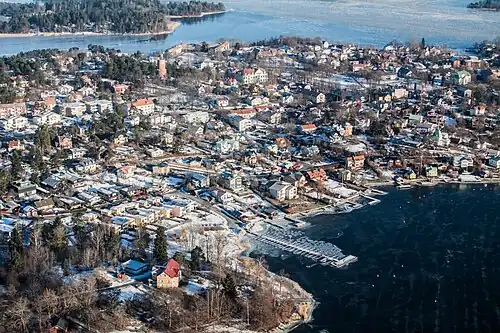 La partie centrale de l'île de Vaxön et la ville de Vaxholm.