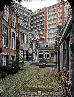 Intérieur de la cour Saint-Remy.