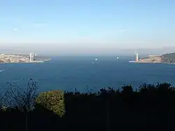 Les pylônes en cours de construction le 6 décembre 2013.