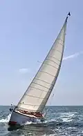 Un bateau à voile sur de l'eau.