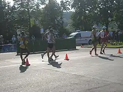 photos de coureurs sur l'asphalte