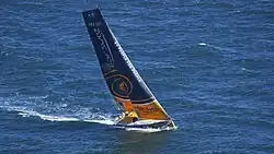 Vu de trois quarts avant, voilier progressant sous voile.