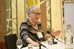 Femme aux cheveux blancs assise