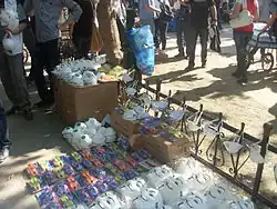 4 juin, masques de Guy Fawkes, masque à poussière et lunettes de protection en vente à Gezi Park.