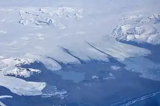 Vue aérienne du Breiðamerkurjökull prenant naissance au Vatnajökull avec la Breiðárlón à gauche et la Jökulsárlón à droite au niveau de son front glaciaire.
