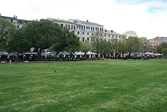 Pelouse de la place.