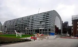 La façade de Markthal, percée par les fenêtres des appartements.