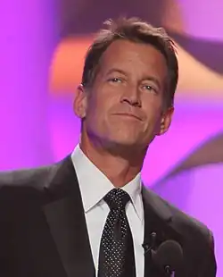 James Denton interprète Mike Delfino.
