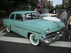 Berline deux portes de 1953.