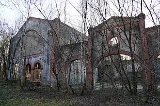 Des façades avec de grandes ouvertures arrondie, l'une grande, l'autre plus petite avec un œil de bœuf.