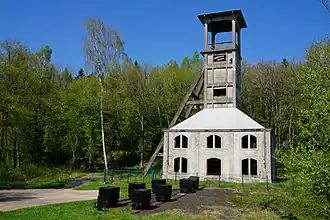 Vue rapprochée du chevalement d'un puits de mine.