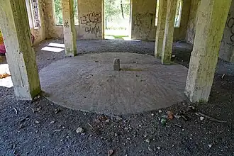 Au rez-de-chaussée tagué du bâtiment de recette, se trouve la dalle et sa borne.