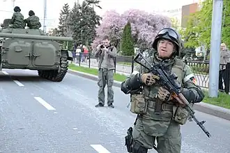 Premier chef de la troupe se préparant à participer au défilé de la Victoire en 2015.