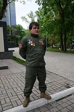 Akhra Avidzba avec l'insigne d'épaule