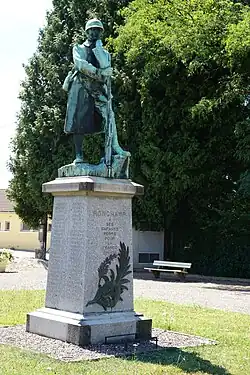 Statue de poilu sur un socle blanc.