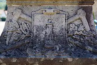 Symboles des houillères sur le monument aux morts de la guerre de 1870.