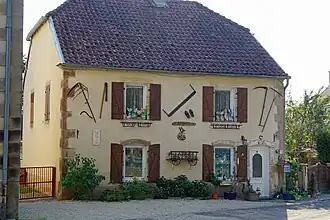 Une veille maison du centre, décorée.