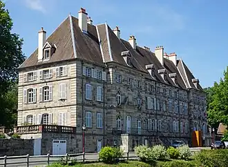 La sous-préfecture (ex-abbaye).