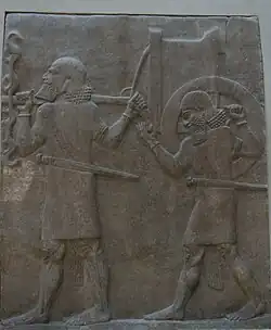 Porteurs du char de guerre. Façade L du palais. Musée du Louvre.