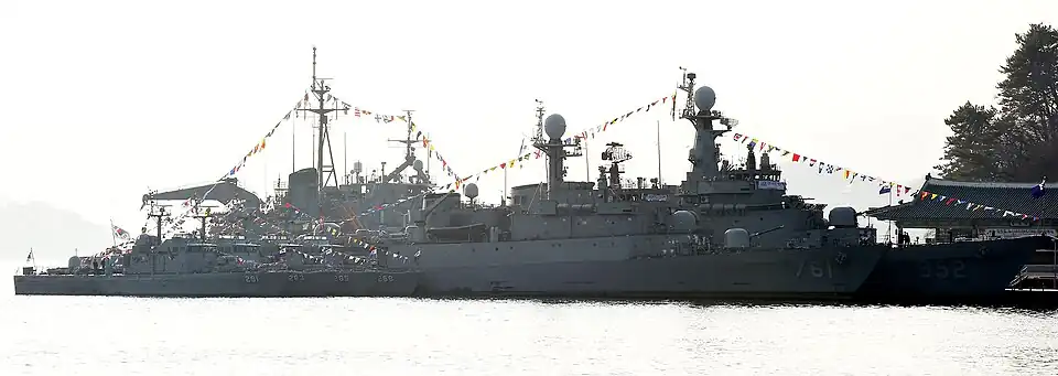 Le ROKS Gimcheon et le ROKS&nbsp;Seoul le 31 décembre 2015.