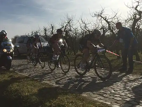 49&nbsp;km: Premier prix de la montagne : 1re Chloe Hosking, 2e Jolien D'Hoore, 3 Lauren Kitchen