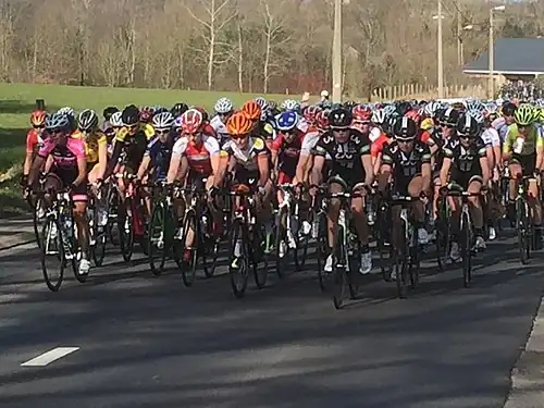 27&nbsp;km: Peloton groupé dans le Gellenberg