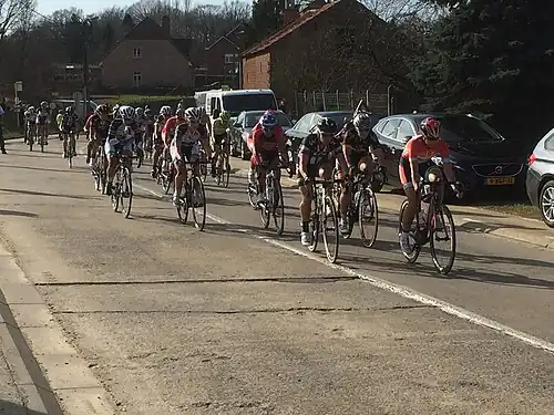 61&nbsp;km: Peloton groupé, juste après le deuxième prix de la montagne (1re montée du Roeselberg)