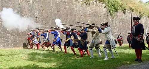 Manœuvres à pied et tir, tenues du XVIIIe&nbsp;siècle.