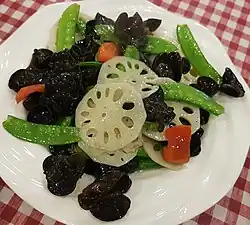 Plat de rhizome de lotuschampignons noirspois mangetout, Pékin.