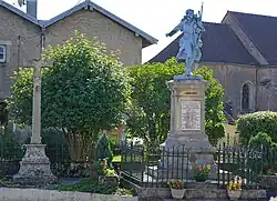 Croix et monument aux morts.