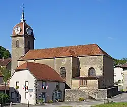 L'église et l'ancienne mairie de Vellechevreux-et-Courbenans.