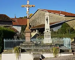 Monument aux morts et calvaire.