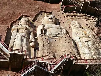 Bouddha géant dominant l'entrée de la grotte.