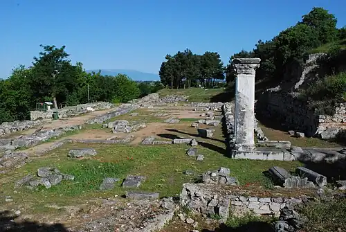 Ruines, une colonne carrée blanche