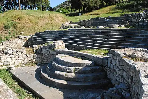 escalier arrondi devant un escalier à larges marches
