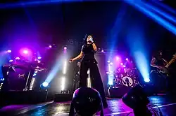 Un groupe de musique éclairé par des spots bleus et violets