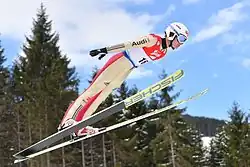 Un sauteur à ski en vol.