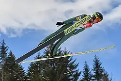 Un sauteur à ski en plein vol.