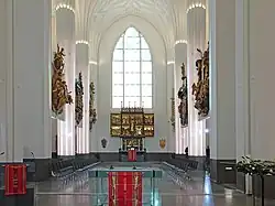 Vue intérieure vers l'autel.