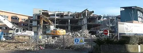 De gauche à droite : bâtiments D, I et C.