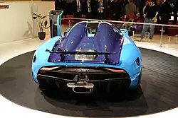 Vue arrière de la voiture.