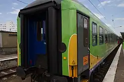 Voiture repeinte, opérée par Leo Express.