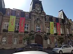L'hôtel de ville décoré de bannières pour le festival, en 2018