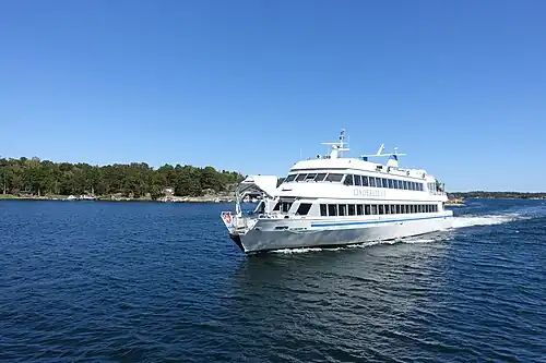 Le Cinderella arrive à Södra Ingmarsö.