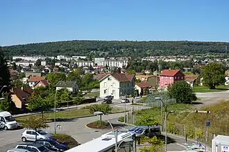 Le parking et la ville en arrière-plan.